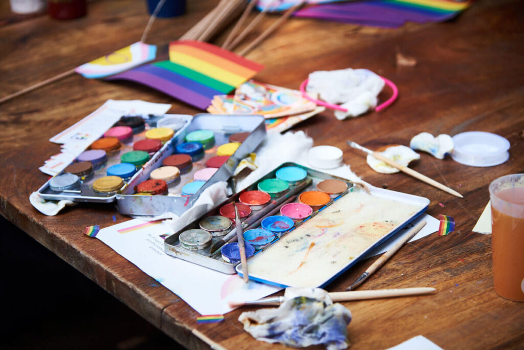 Malkasten und Pinsel in der Malstation Regenbogenkinderfest 2024